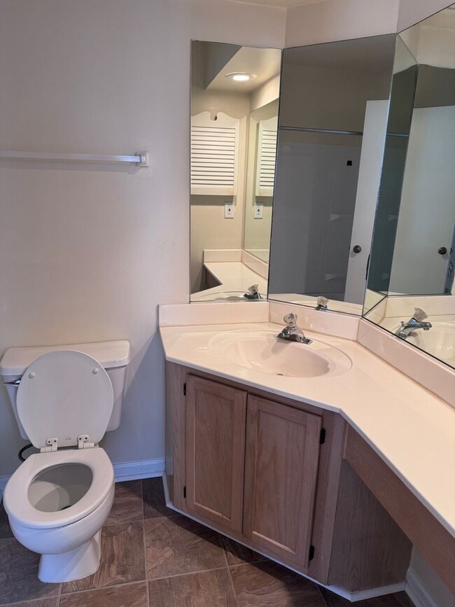 Building Photo - 2 Br 2 Bath