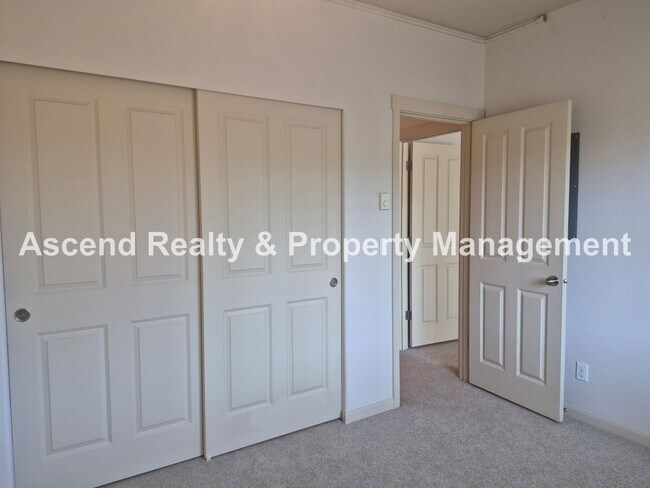 Building Photo - 2Bed/2Bath Tanasbourne Condo Quiet Location MiniSplit AC Assigned Parking Space Water & Garbage I...