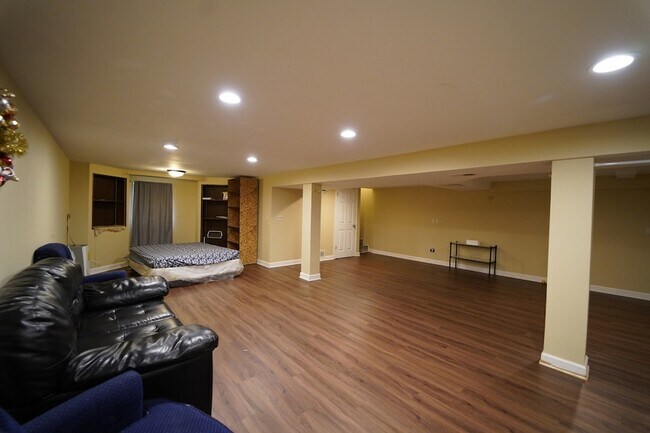 Building Photo - 807 Mansfield Ct