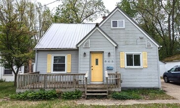 Building Photo - 945 W Summit Ave