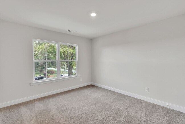 Building Photo - Beautiful 4BR 2.5BA Home w/ Full Appliance Kitchen • Garage Parking •