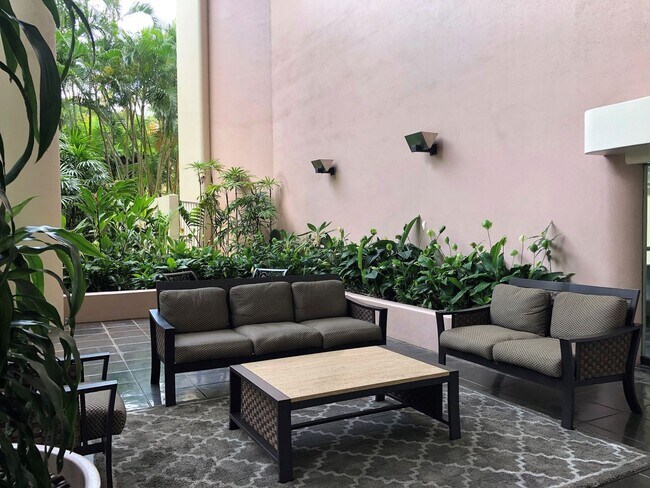 Building Photo - Furnished, Pet Friendly - Honolulu Park Pl...