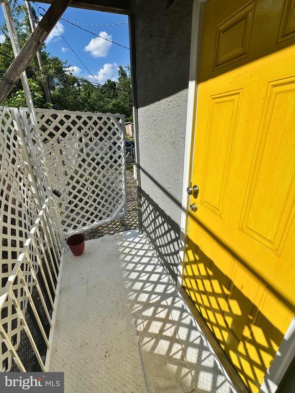 Building Photo - 548 Radnor Ave