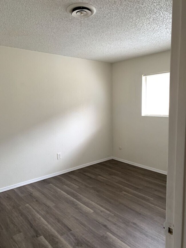 Building Photo - 4401 Parkwood Ct