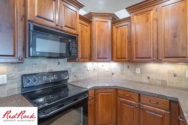 Building Photo - Remarkable 3 Bedroom Condo Next to Sunbroo...