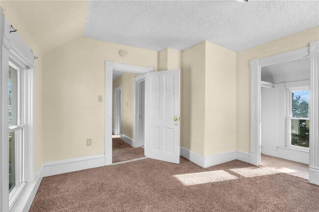 Building Photo - $1500 | 3 Bedroom 1 Bathroom | Two Story