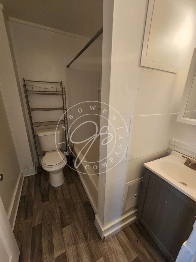 Building Photo - 3 bed 1 bath ready to call home