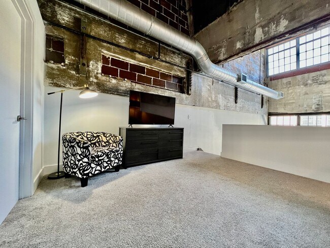 Building Photo - ?Kings Island Loft w/ Brewery, River, Bike...