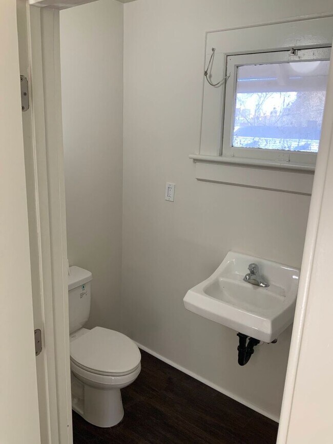 Building Photo - 1 Bedroom, 1 Bath Near Downtown