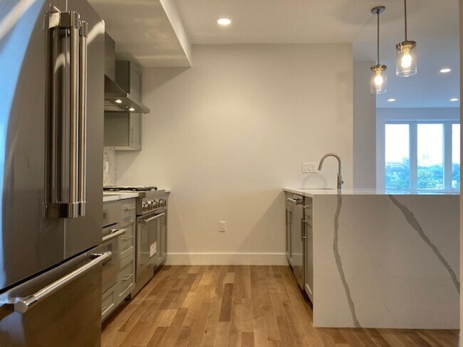 Building Photo - 2BR 2Bth unit. Great location! Easy access to Mass Pike. Laundry IN UNIT!