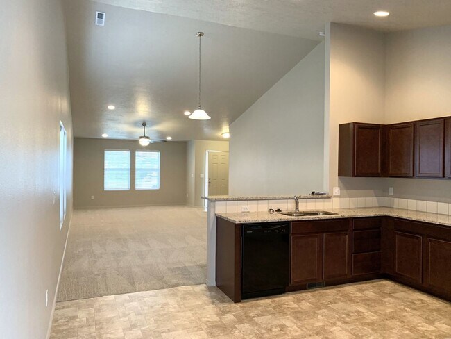 Building Photo - Beautiful new 3 bed 2 bath home in a quiet Star neighborhood.