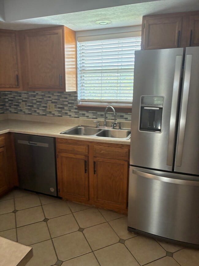 Building Photo - 995 Wren Ct