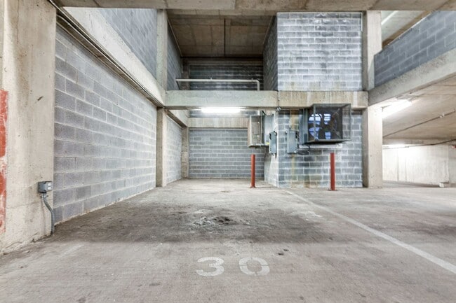 Building Photo - Modern 3 Bed 2 bath condo WITH 2 PARKING S...