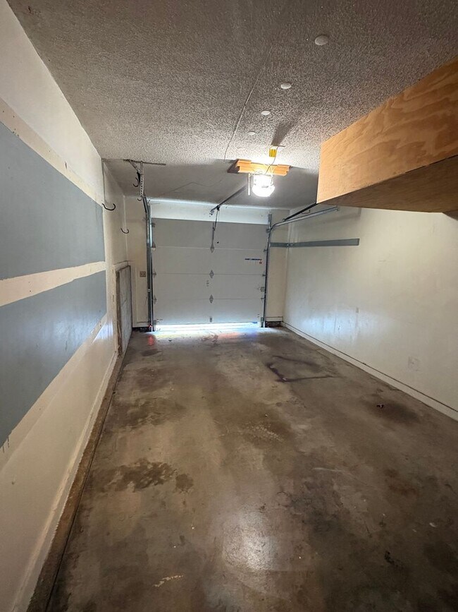 Building Photo - Renovated 2 bedroom duplex ready for move-in!