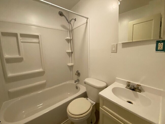 Building Photo - 4 Bedroom Single Family Home VCL