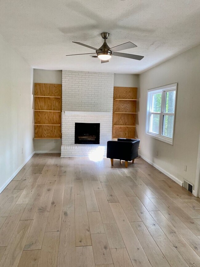 Building Photo - East AVL - Mid Century Modern Beauty in Bo...