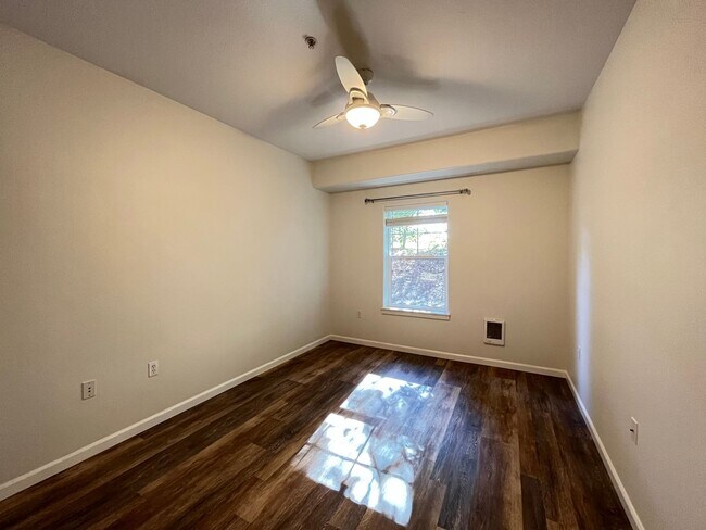 Building Photo - Private Ground Floor 1 Bed 1 Bath Hillsbor...