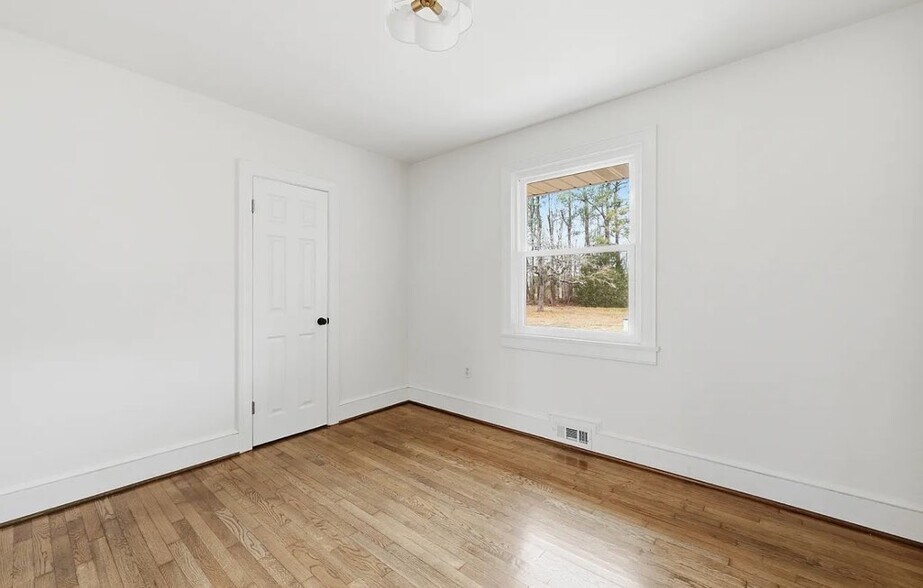 Building Photo - 8202 Vaughan Rd