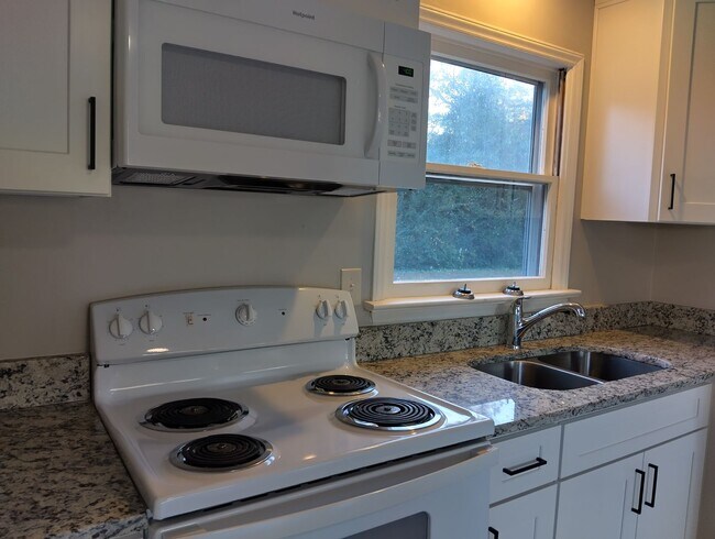 Building Photo - 7394 Bellehaven Dr