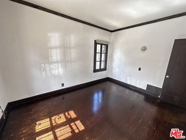 Building Photo - 156 N Kenmore Ave