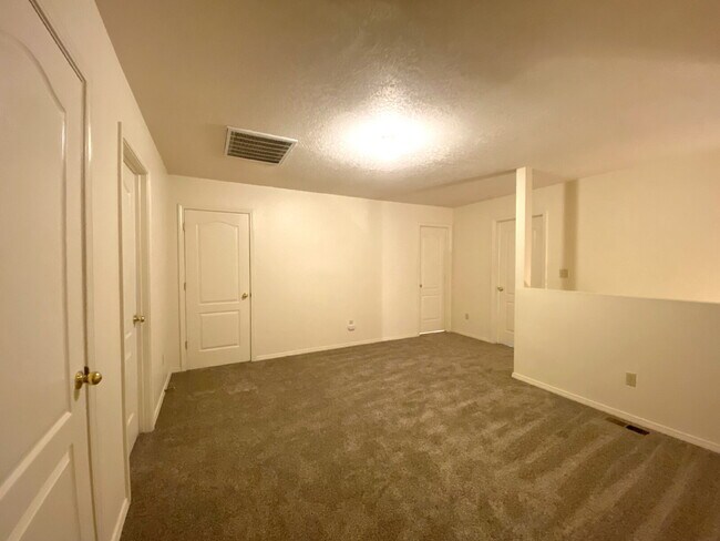 Building Photo - 4BR - PLUS LOFT and 3 CAR GARAGE