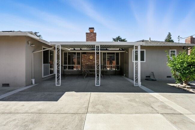 Building Photo - Spacious 2BD/2BA Home with Bonus Huge Room...