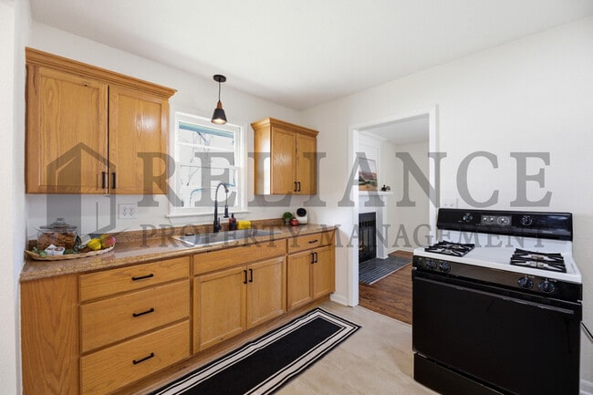 Building Photo - 941 W Hazel St