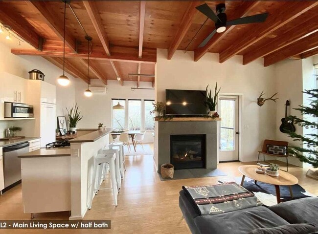 Building Photo - Modern Design 2 Bed/ 2.5 bath 3 Level Cond...