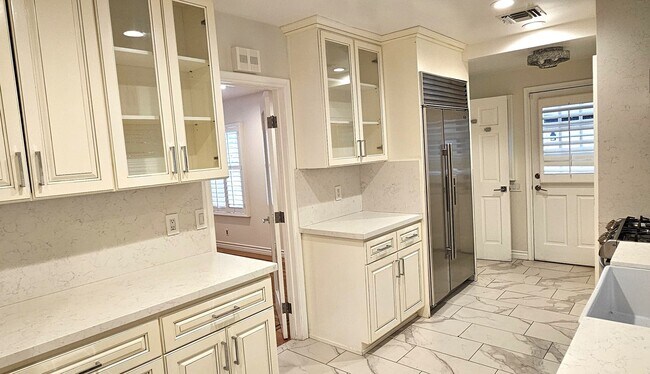 Building Photo - Stunning 3 Bedrooms, 2 Baths Valley Village home with detached, private Recording Studio