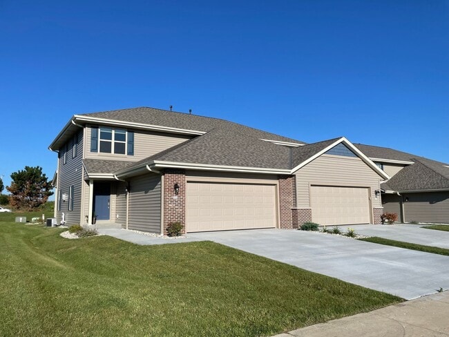 Building Photo - 3 Bedroom / 2.5 Bathroom / Townhouse