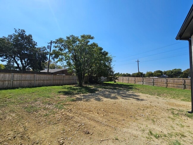 Building Photo - Ready for immediate move in!
