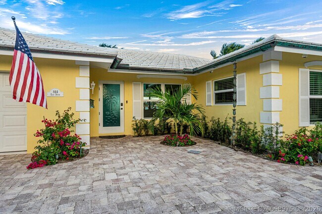 Building Photo - 844 East Dr