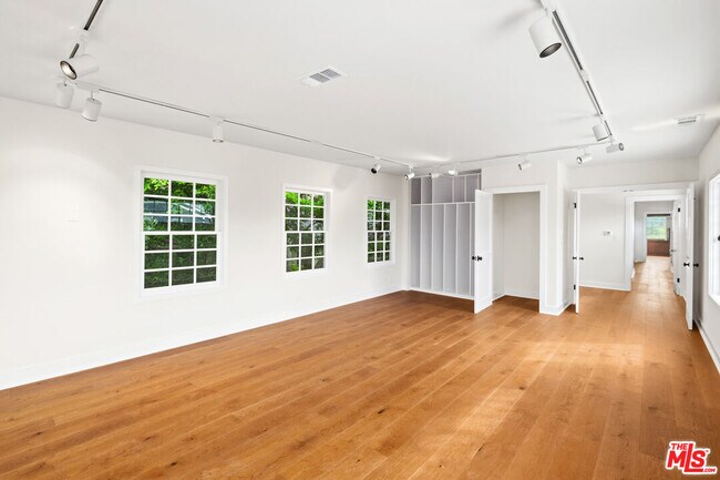 Building Photo - 10309 La Grange Ave