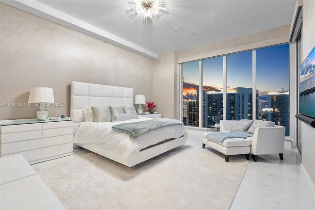 Building Photo - 700 NE 24th St