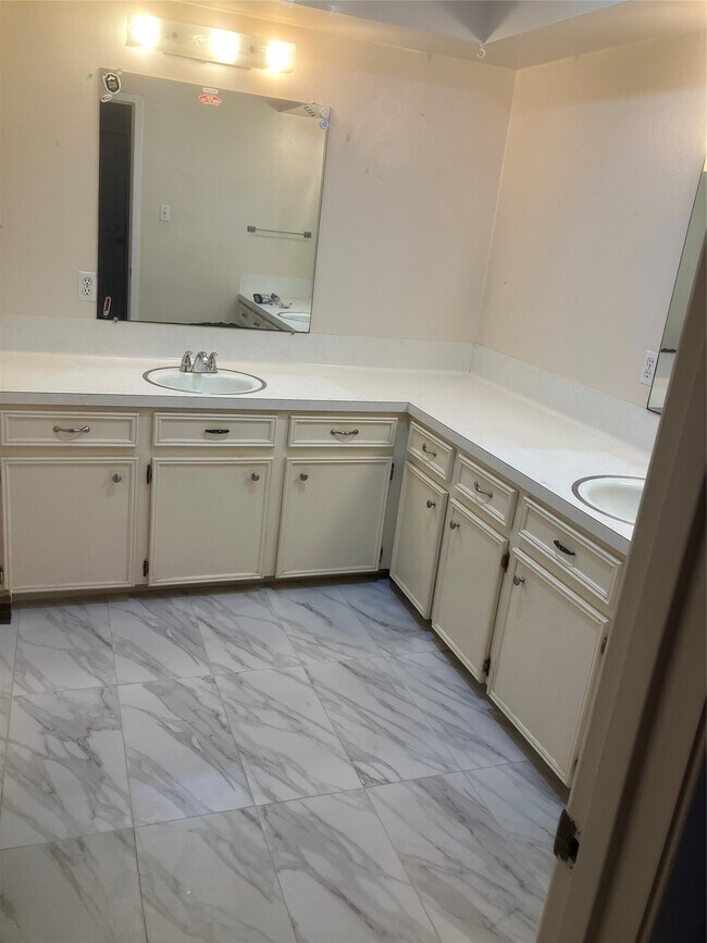 Building Photo - 2525 Robinson Way