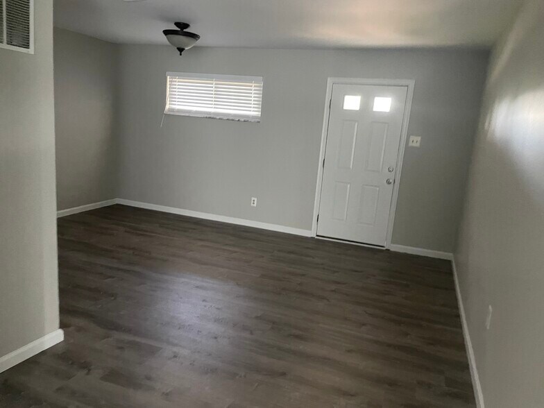 Large entry room - 302 Coronation Dr