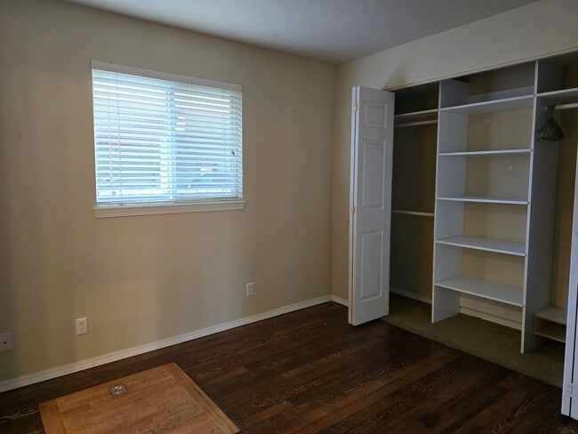 Building Photo - Bring the Pets!  Midtown 2 Bdrm Cottage, w/Den, 2 bath, All Appliances incl washer/dryer, Storage