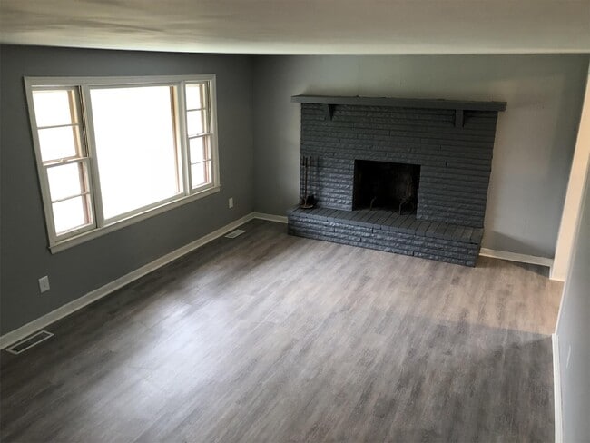 Building Photo - 736 Hillcrest Ave