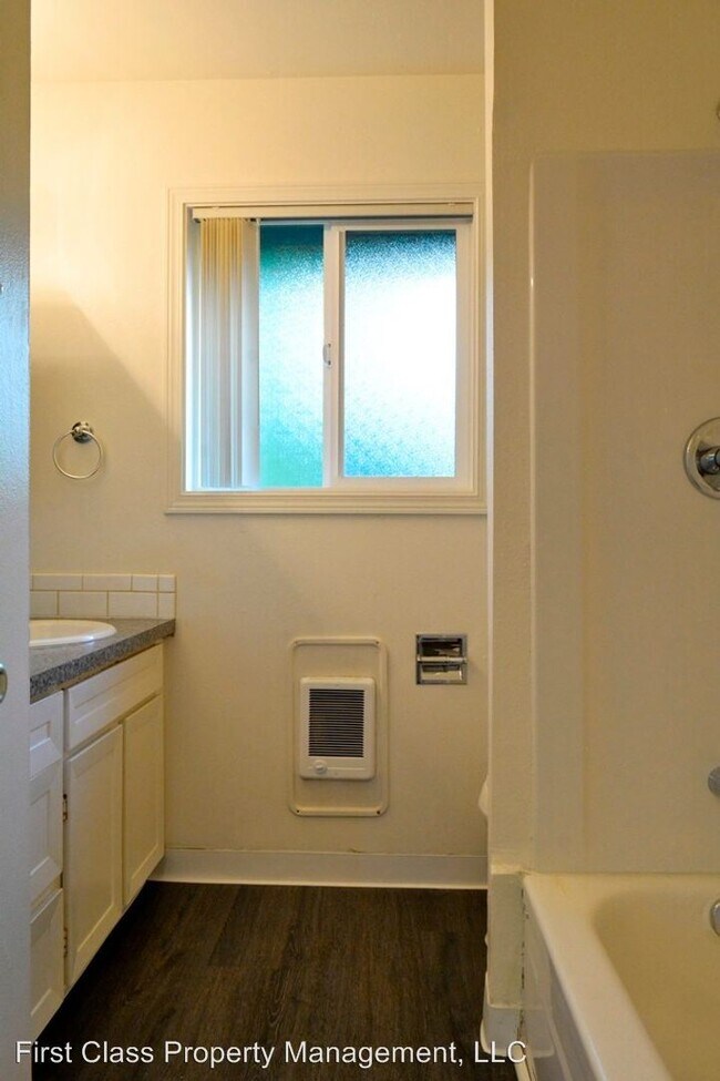 Building Photo - 3855 Lake Grove Ave