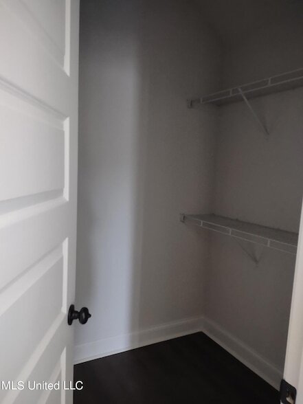 Building Photo - 464 Silver Hill Dr