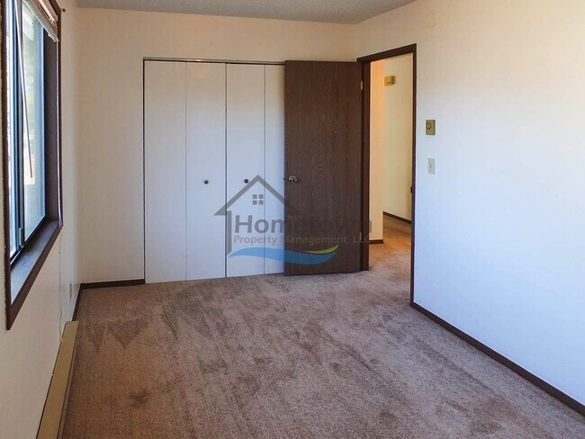 Building Photo - Spacious 4 Bedroom Home with Fenced Backyard & Garage