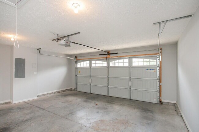 Building Photo - Single-level 2-bed, 2-bath townhome in 55+ community with pool, clubhouse, fitness center and gro...