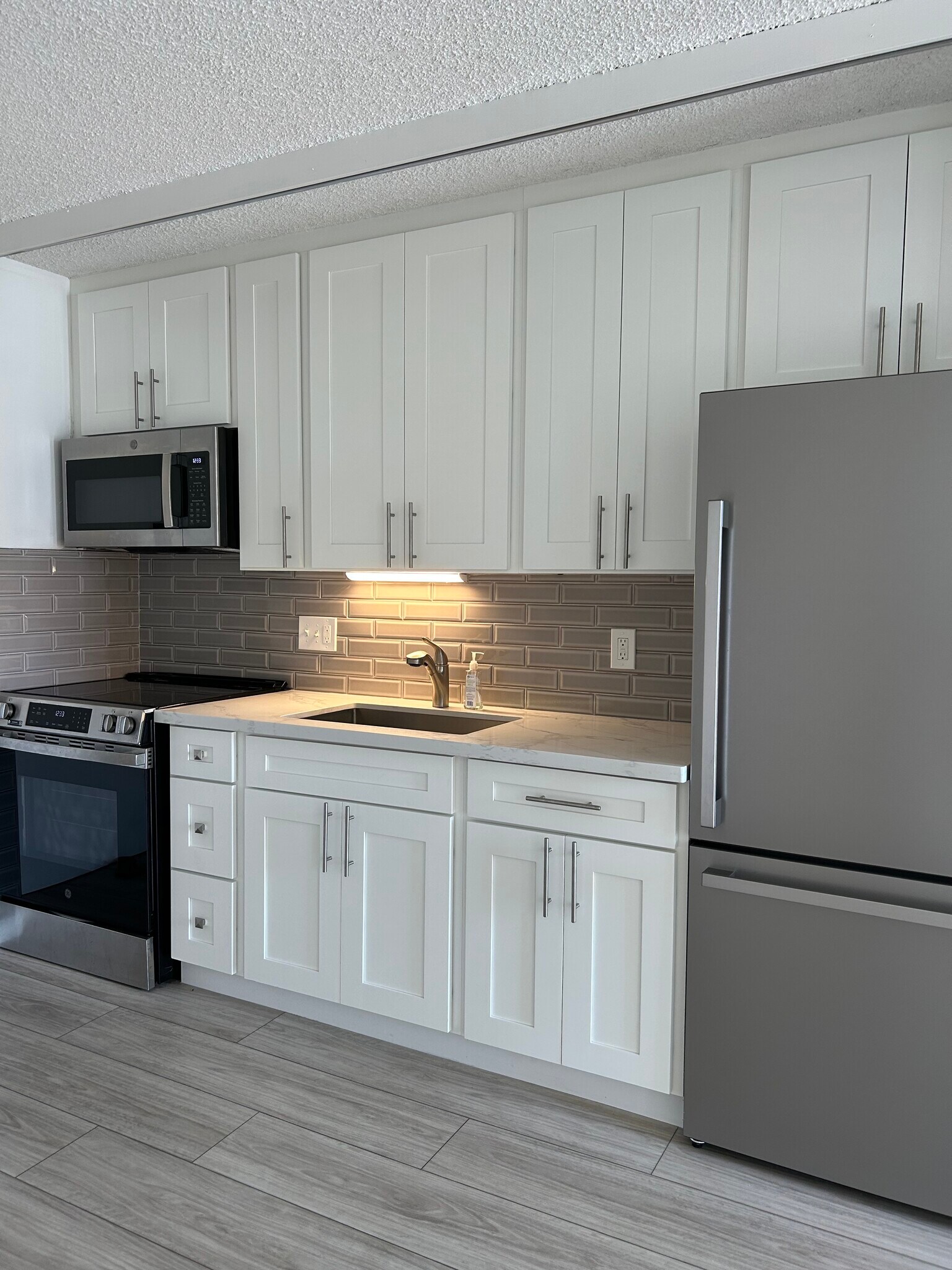 Kitchen w/new - 1655 Makaloa St