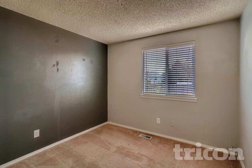 Building Photo - 1721 S Genoa Way
