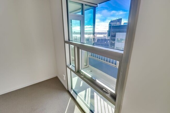 Building Photo - Stunning 1Bdm 1Ba Condo in the Heart of Do...