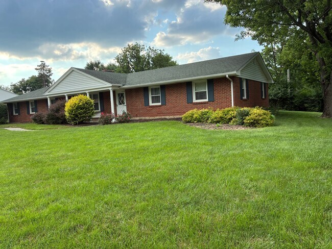 Building Photo - 2045 Fox Run Rd
