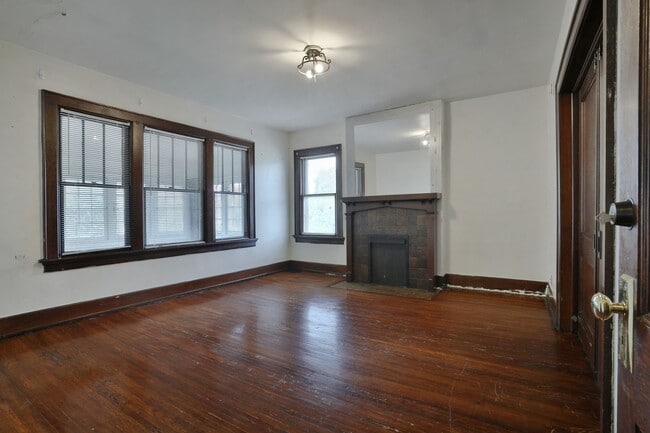 Building Photo - 2142 Summit St