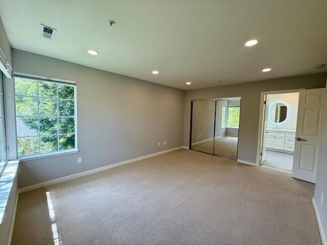 Building Photo - REMODELED FOUR BEDROOM / THREE BATH TOWNHOUSE IN COURTYARD AT PATRIDGE KNOLLS
