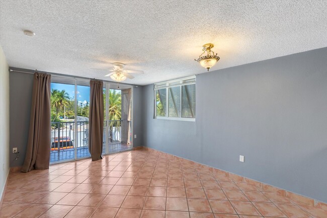 Building Photo - 2 Bedroom 2 bathroom condo available!