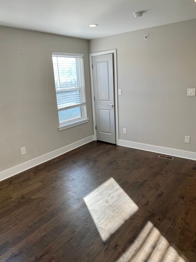 Building Photo - Newly Renovated 3-Bedroom Apartment in Bre...